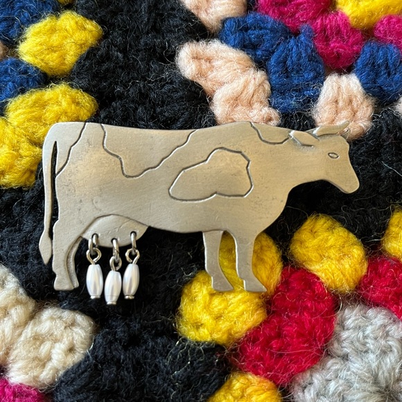 Vintage Signed JJ Cow with faux pearl dangles brooch. - Picture 4 of 4